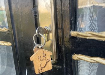 كوخ بجلسة خارجية وأجواء ريفية