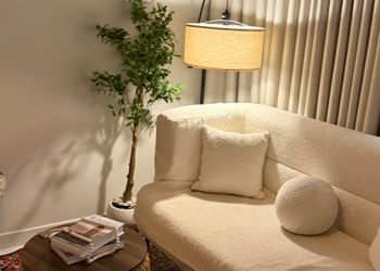 استديو بأثاث مريح وبسيط