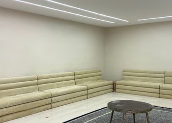 مزرعة بمسطحات خضراء وجلسة خارجية