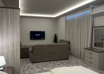 شقة بغرفتين نوم وبأثاث بسيط