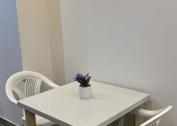 استديو بأثاث مريح وبسيط 
