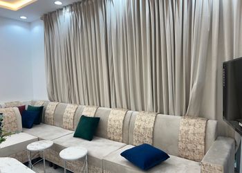 شاليه بجلسة خارجية ومسطح اخضر