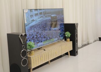 شاليه بجلسة خارجية ومسطح اخضر