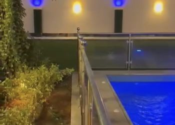شاليه بجلسة تطل على مسبح خارجي 
