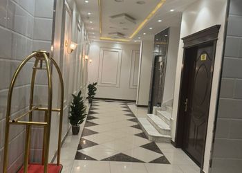 غرفة بسرير ماستر