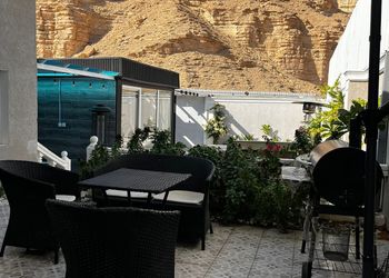 شاليه بمسبح خارجي واسطبل خيل 