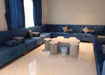 شاليه بجلسة تطل على مسبح خارجي 