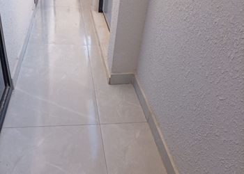 شقة بصالة أنيقة ودخول ذاتي 