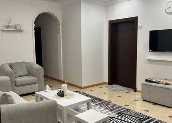 شقة بصالة جلوس وغرفتين نوم 