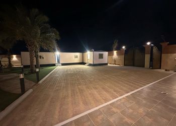 استراحه بمسبح خارجي بحاجز والعاب اطفال