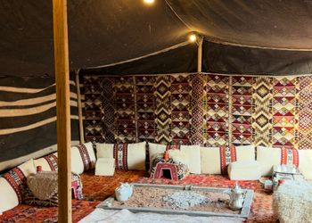 مزرعة بمسطحات خضراء وجلسة خارجية