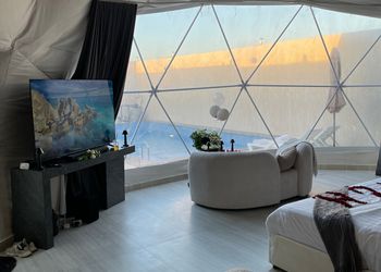 شالية بمجلس مطل على الفناء الخارجي 