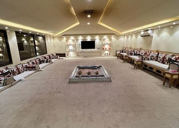 استراحة بجلسة مطلة على مسبح 