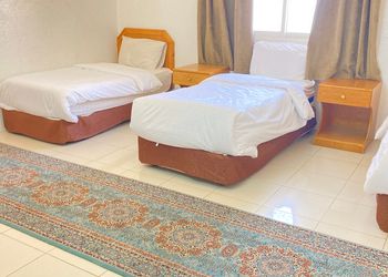 شقة بصالة وثلاث غرف نوم