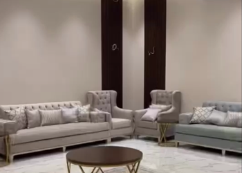 شاليه بجلسة تطل على مسبح خارجي 