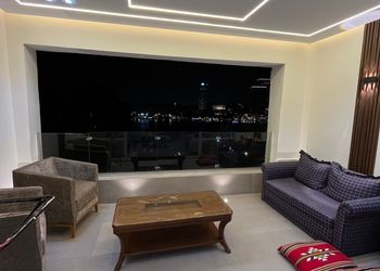 شقة بصالة وثلاث غرف نوم
