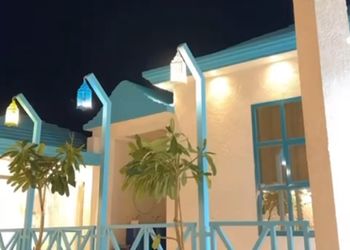 شاليه بألعاب مائية وجلسة خارجية