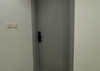 استديو بأثاث مريح وبسيط 