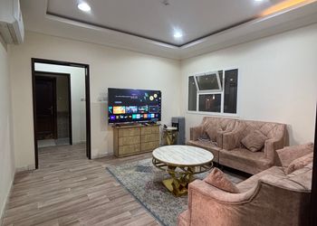 شقة بغرفة معيشة وغرفتين نوم 