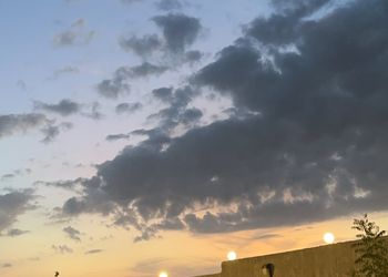 استراحة بمجلس وفناء خارجي 