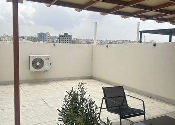 شقة بصالة وثلاث غرف نوم