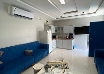 شاليه بجلسة تطل على مسبح خارجي 