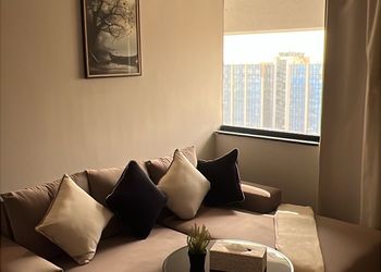 استديو بأثاث مريح وبسيط 