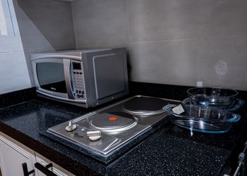 استديو بأثاث مريح وبسيط 