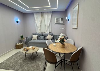 شقة بغرفة معيشة وغرفة نوم 