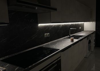 شاليه بجلسة تطل على مسبح خارجي 