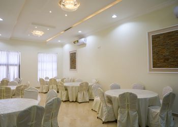 استراحة بألعاب أطفال ومسطح اخضر 