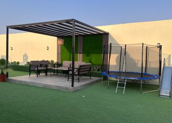 استراحة بمسطح أخضر وألعاب اطفال