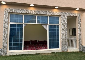 شاليه بجلسة خارجية ومسطح اخضر