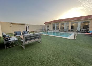 شاليه بممسبح خارجي ومسطح اخضر