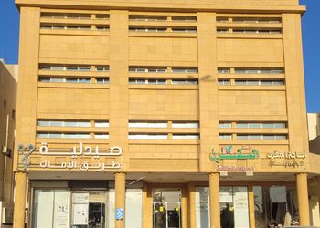 شقة بصالة جلوس وغرفتين نوم 