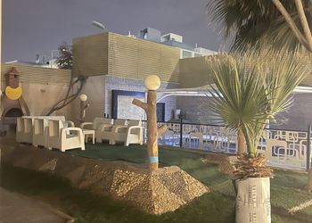 استراحة بجلسة مطلة على مسبح 