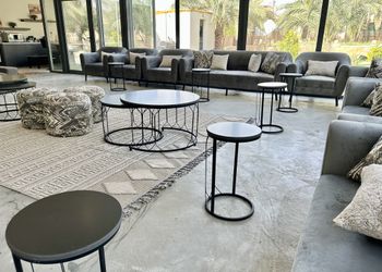 مزرعه بجلسات خارجيه بين الاشجار