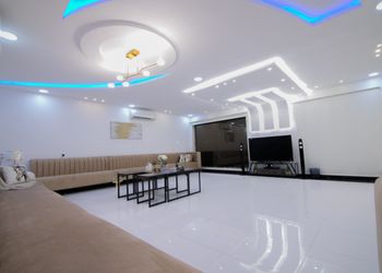 شاليه بجلسة خارجية ومسطح اخضر