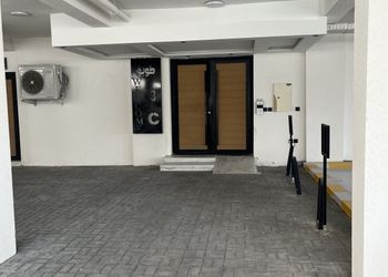 شقة انيقة بصالة وثلاث غرف نوم 