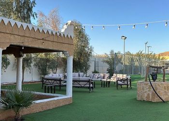 استراحة بمسطحات خضراء وملاعب
