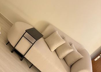 استديو بأثاث مريح وبسيط 
