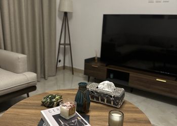شقة بصالة انيقة وغرفتين نوم