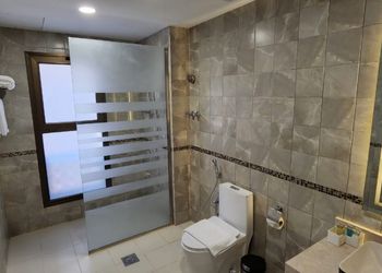 غرفة بسرير ماستر  وجاكوزي 