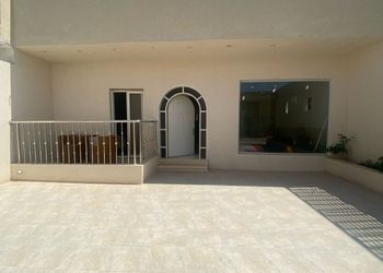 شاليه بصالة مطلة على مسبح داخلي