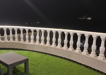 شاليه بجلسة خارجية وألعاب أطفال