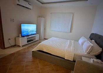 استديو بأثاث مريح وبسيط 