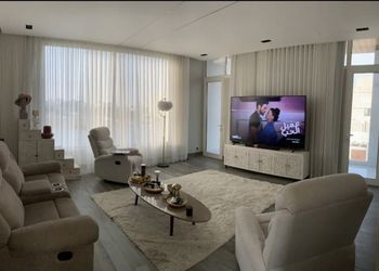 شاليه بجلسة تطل على مسبح خارجي 