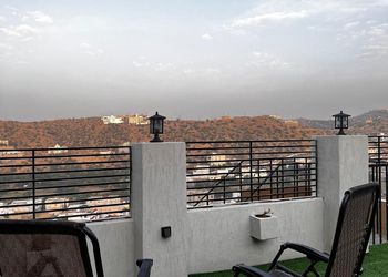 شاليه بمسطح اخضر وجلسة خارجية 