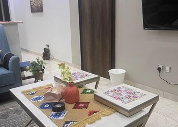 شقة واسعة بصالة وغرفة نوم ومطبخ 