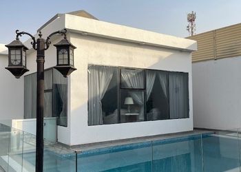 شاليه بمسطح اخضر ومسبح 